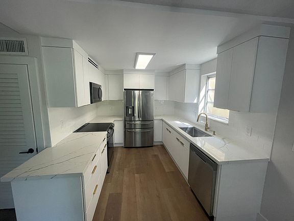 3rd image of 531 Menendez Ave