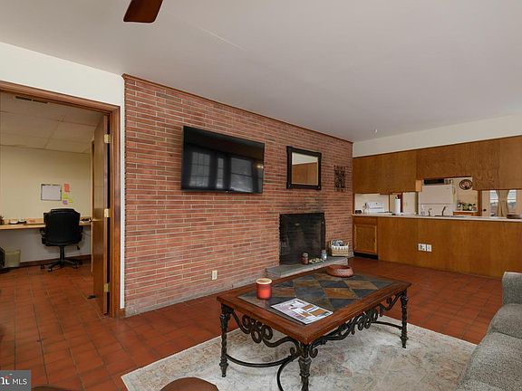 5th image of 166 Rosehill Ave