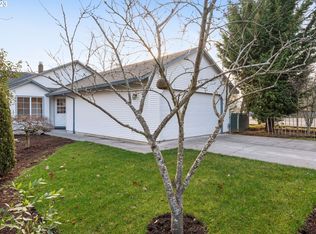 8736 NE Couch St, Portland, OR 97220