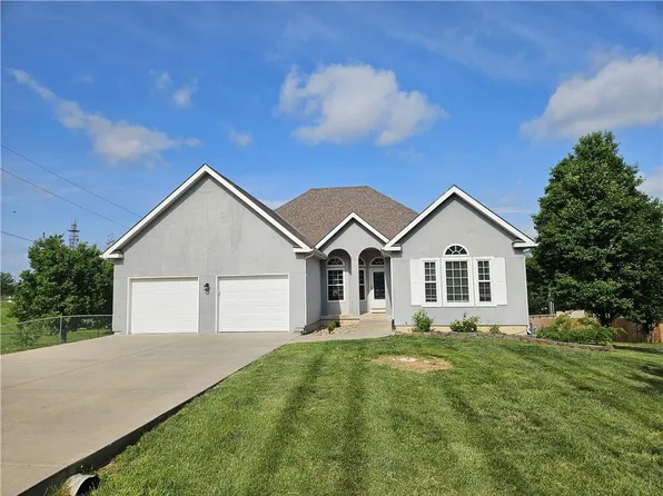 17603 157th St, Basehor, KS 66007