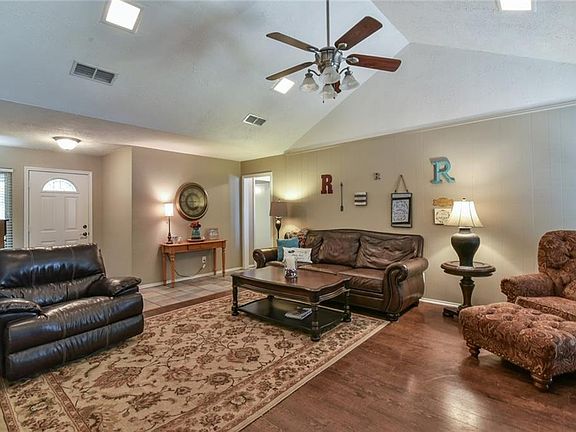 5th image of 4505 Lone Oak Dr