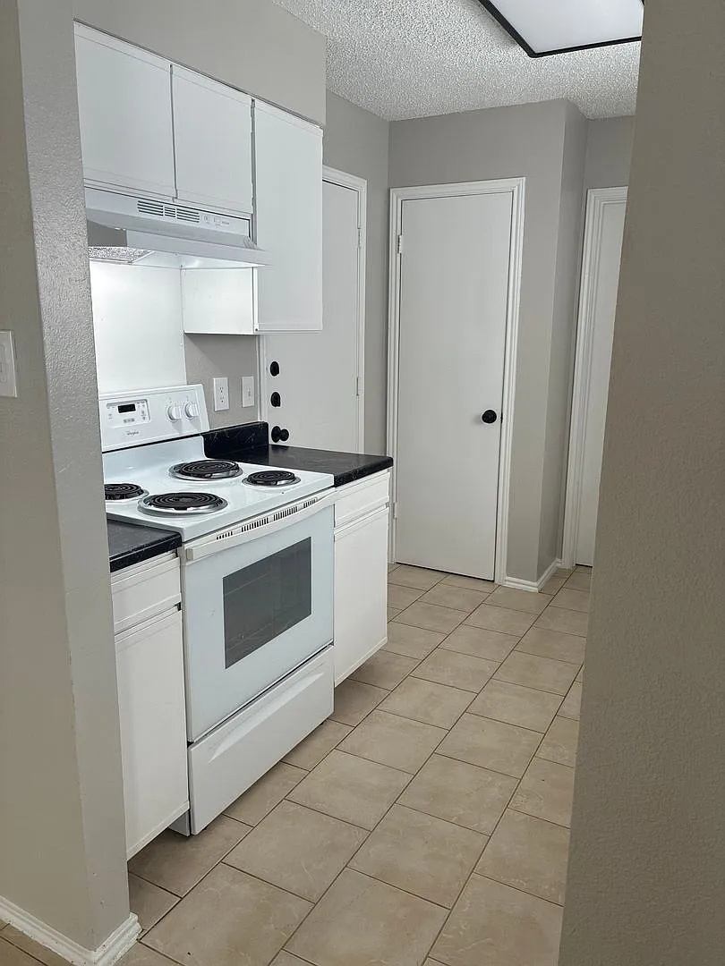 3 bedroom 2 bath Duplex — Photo 2