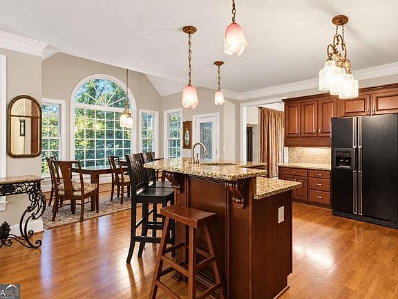 3rd image of 5475 Hampstead Way