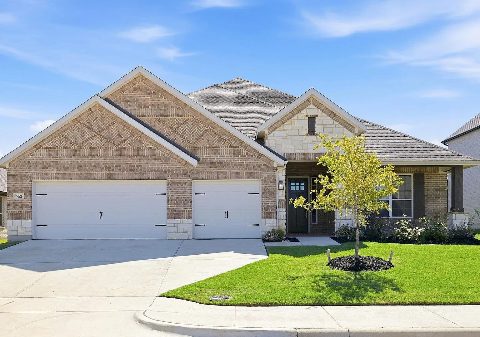 Spacious 6 Bed / 3 Bath Home with Vaulted Ceilings and a 3-Car Garage in Midlothian — Photo 2