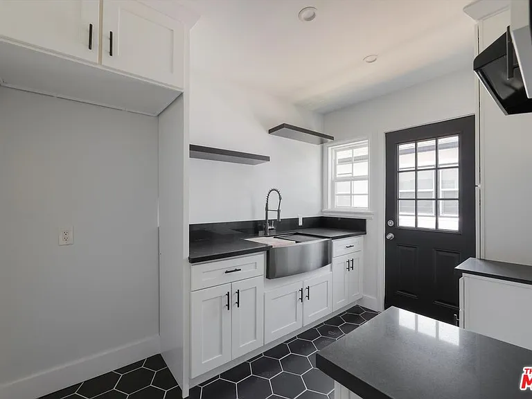 11683 Chandler Blvd #11685-1/2 — Photo 8