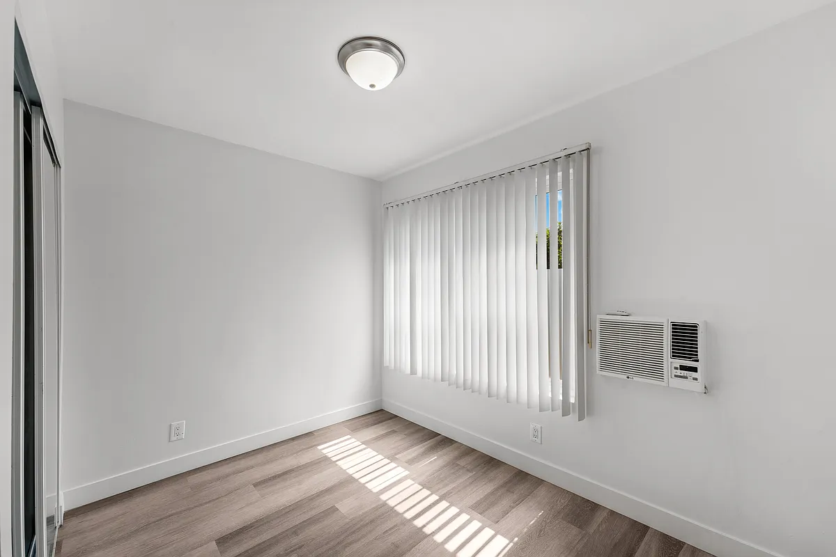 Building Photo - 925 W 30th St #14PSB-3