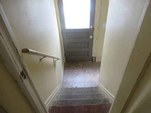 Basement entrance n side ent