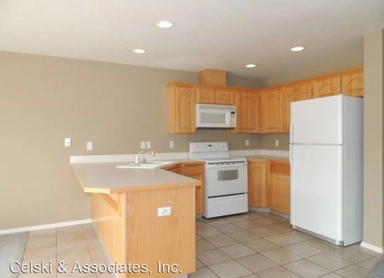 2 Bedroom 2.5 Bath Townhouse In Pasco! Bonus Office! — Photo 2