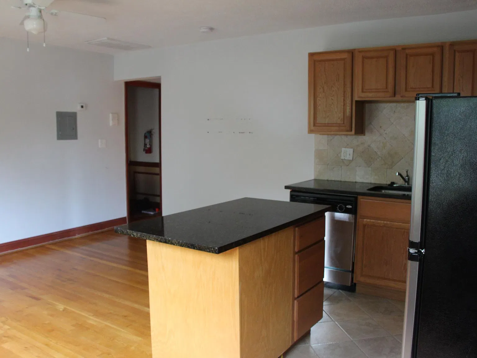 Attractive Apt with Open Floor Plan, Washer/Dryer, 2 Blocks from Va Square Metro — Photo 3