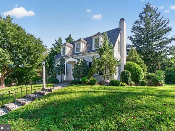 8201 Larry Pl, Chevy Chase, MD 20815