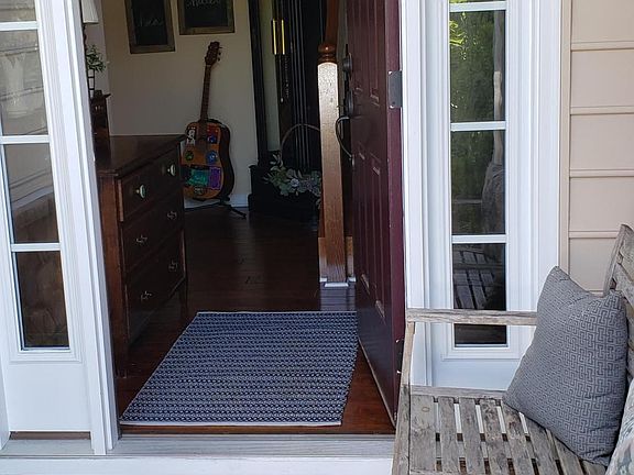 Entrance area with a cute little porch area