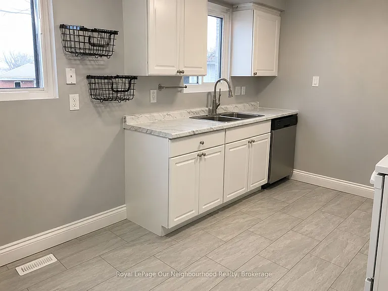 396 Fleetwood Dr #UPPER — Photo 2
