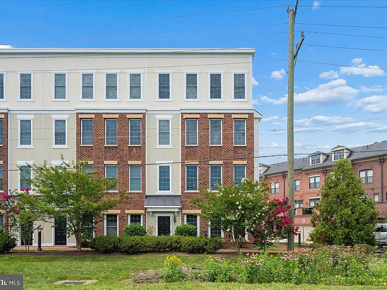 200 Murdoch Sq SE — Photo 1