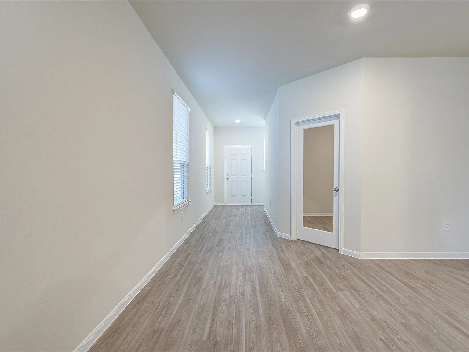 3 bed, 2.0 bath, 1580 sqft, $2,100 — Photo 2