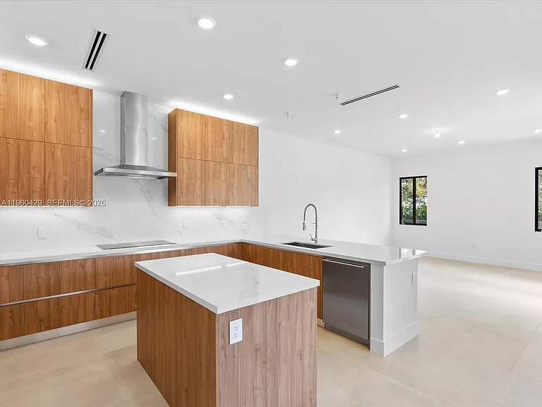 19701 NE 16th Pl — Photo 33