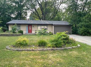 907 Kenmore Rd, Rockford, IL 61108