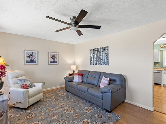 3rd image of 704 Hickory Hill Dr