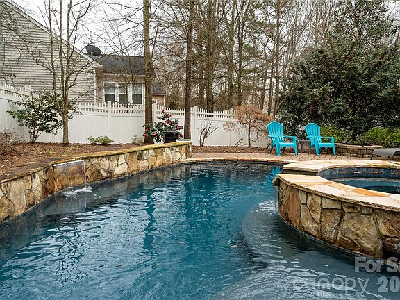 5th image of 4006 Hickory View Dr