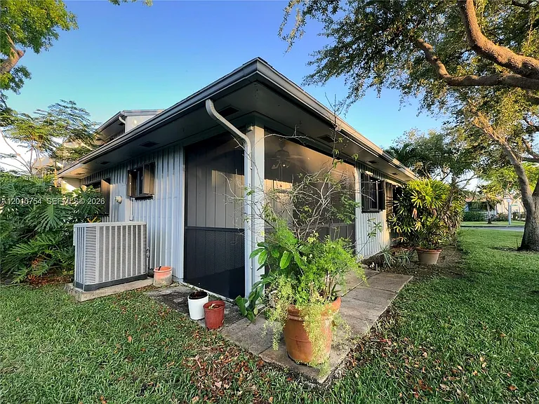 1533 Gabriel St — Photo 3