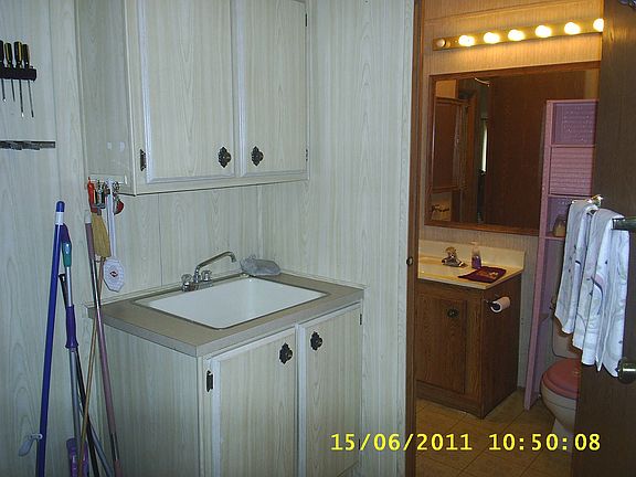 looking from bonus room to 2nd bathroom