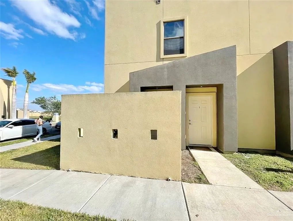 2 bed, 2.0 bath, 1170 sqft, $1,200 — Photo 2