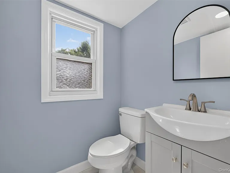 121 Sheridan Ave — Photo 20