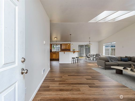 5th image of 613 190th Street E