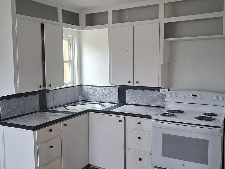 409 S Avenue H — Photo 6
