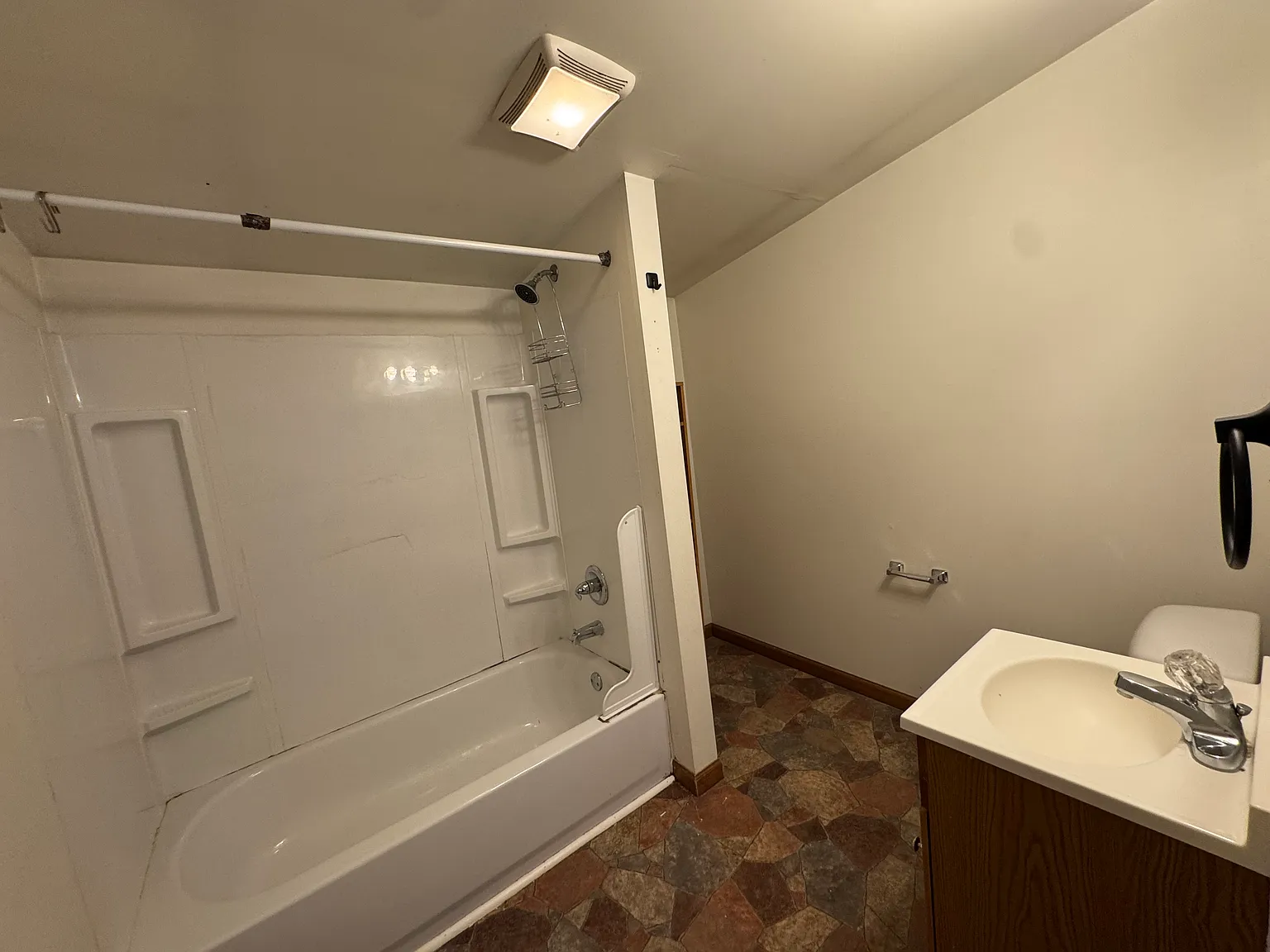 3 bed, 1100 sqft, $1,000 — Photo 4