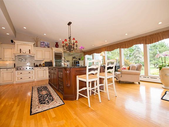 4th image of 251 Willetts Ln