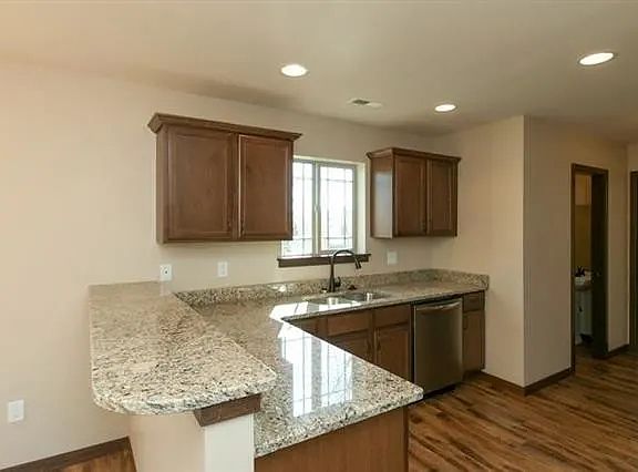 3rd image of 591 Croell Ave