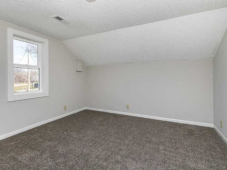 190 Beecher St — Photo 8