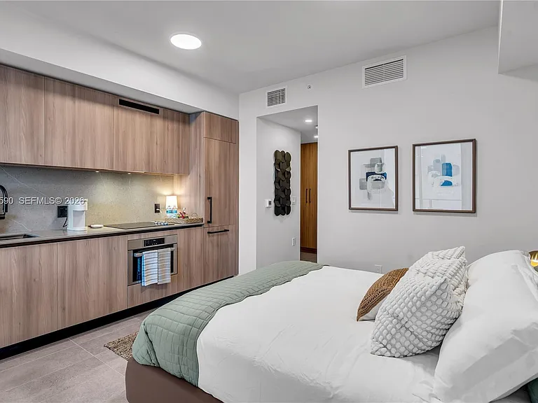 121 NE 5th St #1400 — Photo 32
