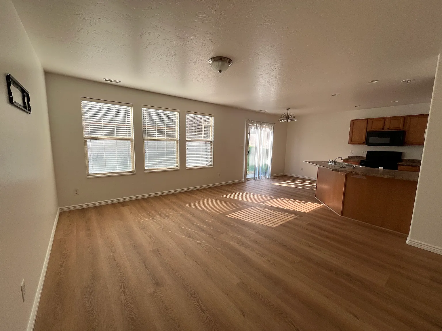 3 bed, 2.5 bath, 1530 sqft, $1,800 — Photo 2