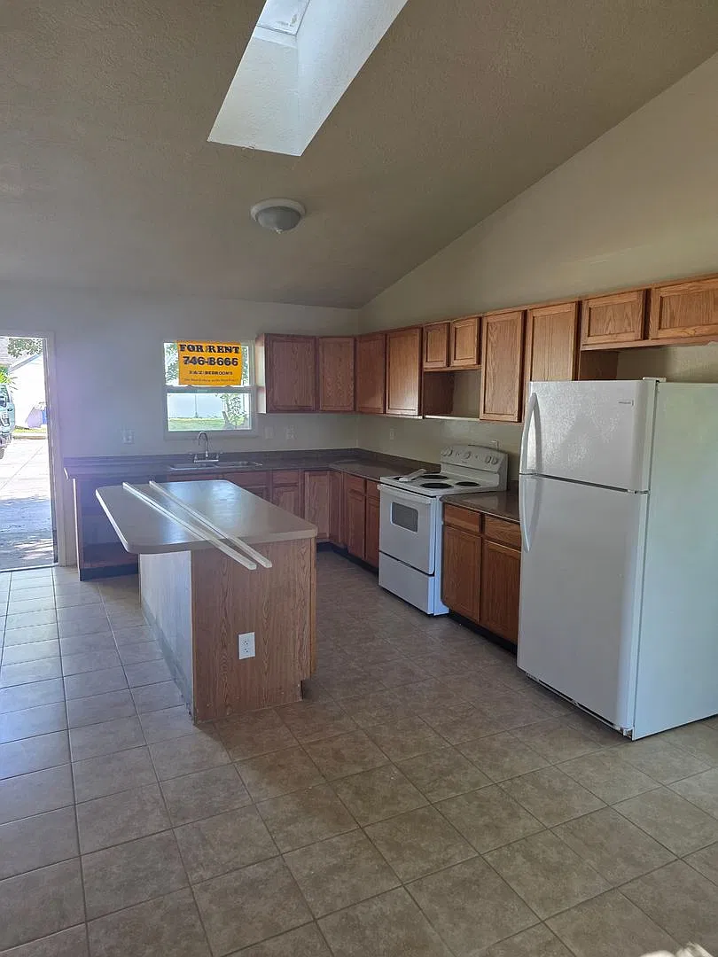 2/1 Duplex For Rent — Photo 4