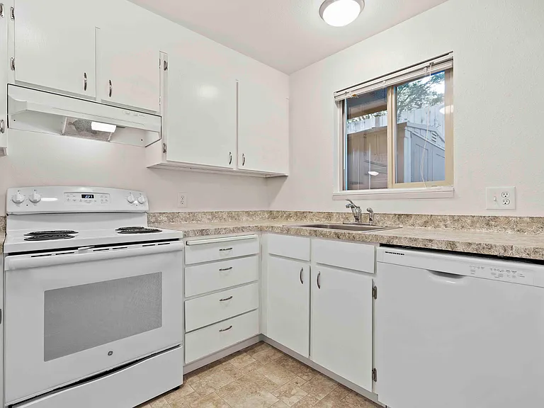 Cypress Lane Apartments — Photo 31