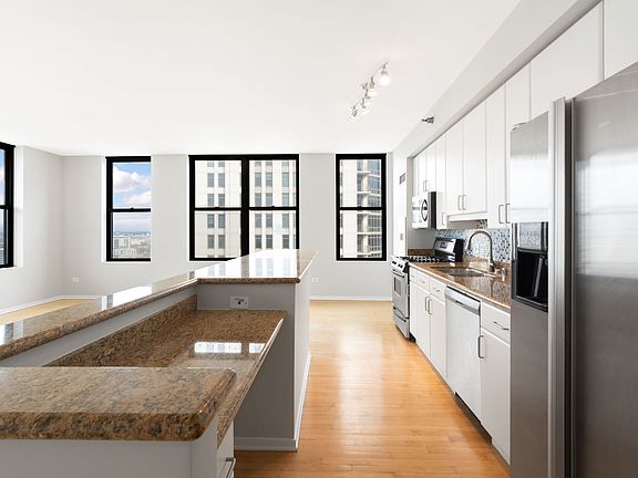 4th image of 330 N Jefferson St APT 2108