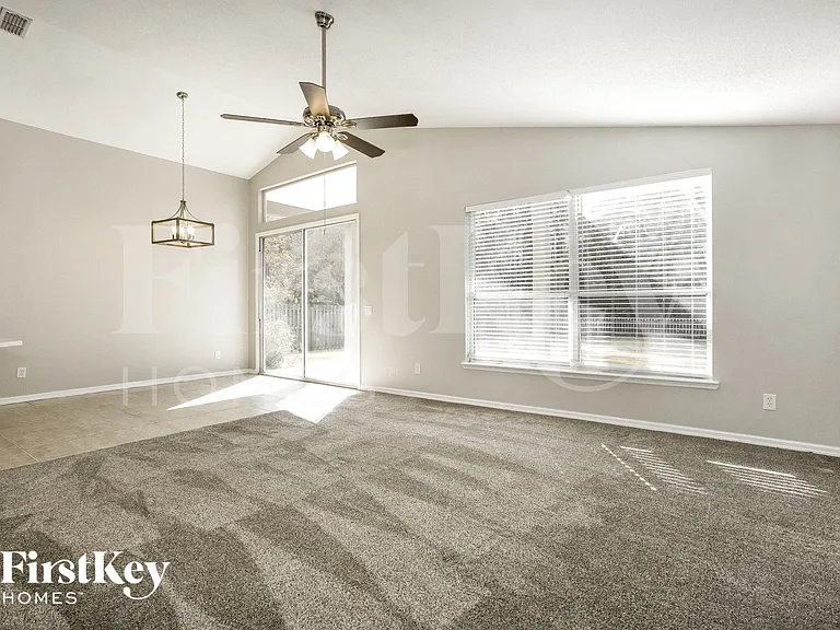 1689 Austin Ln — Photo 7
