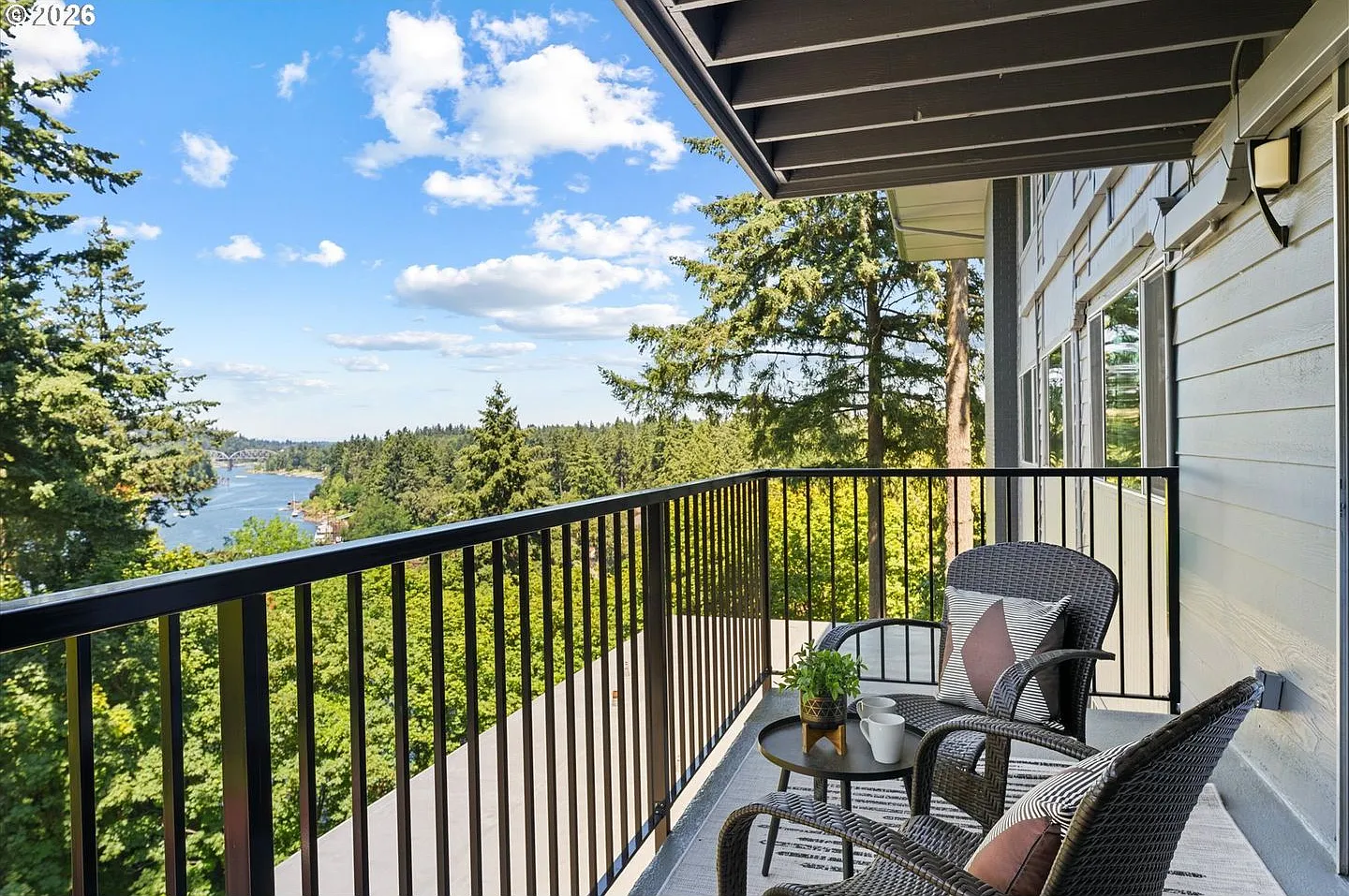 Luxury Lake Oswego 3-Bedroom Riverfront Condo with Panoramic River Views, Pools & Fitness Center — Photo 1