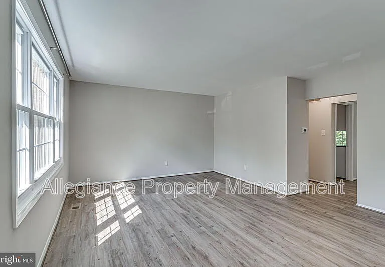3374 Breckenridge Ct — Photo 2