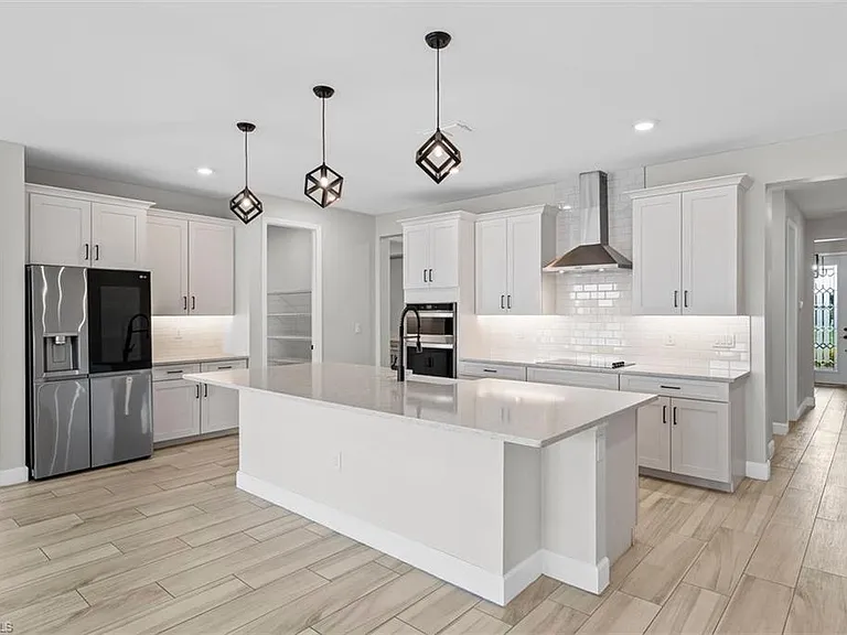 2038 Grove Dr — Photo 3
