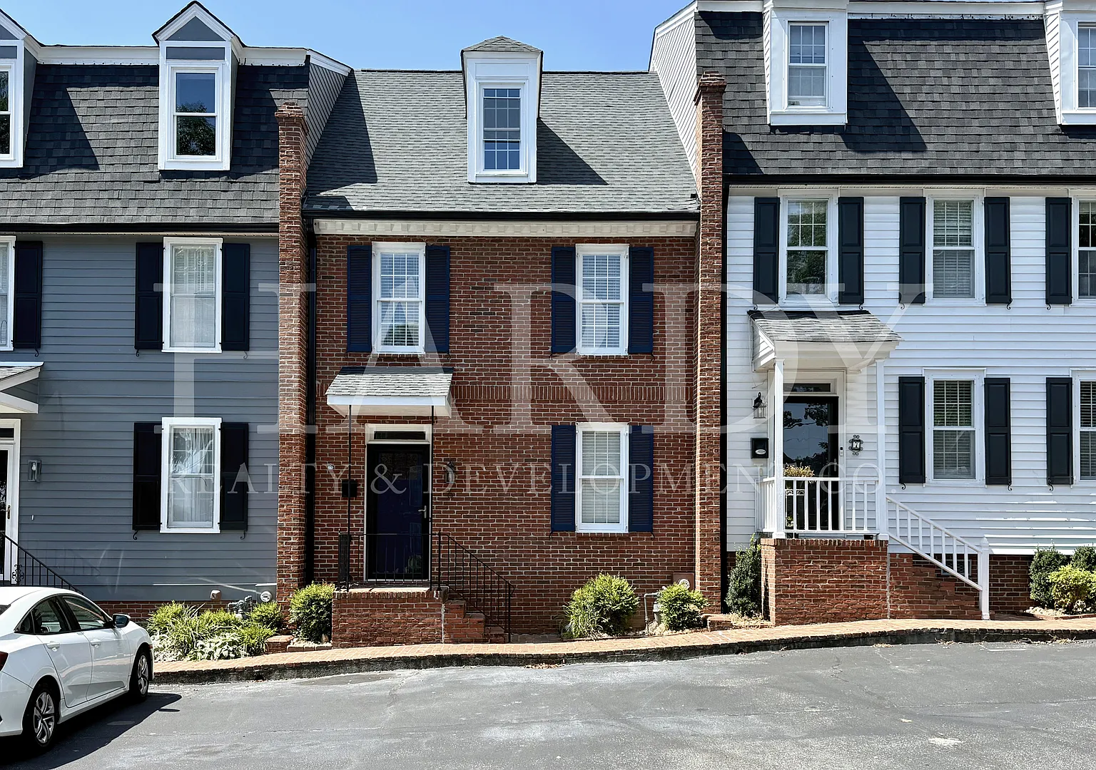 Shows Property — Photo 2