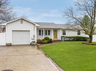 60 S Baldwin Pl, Massapequa, NY 11758