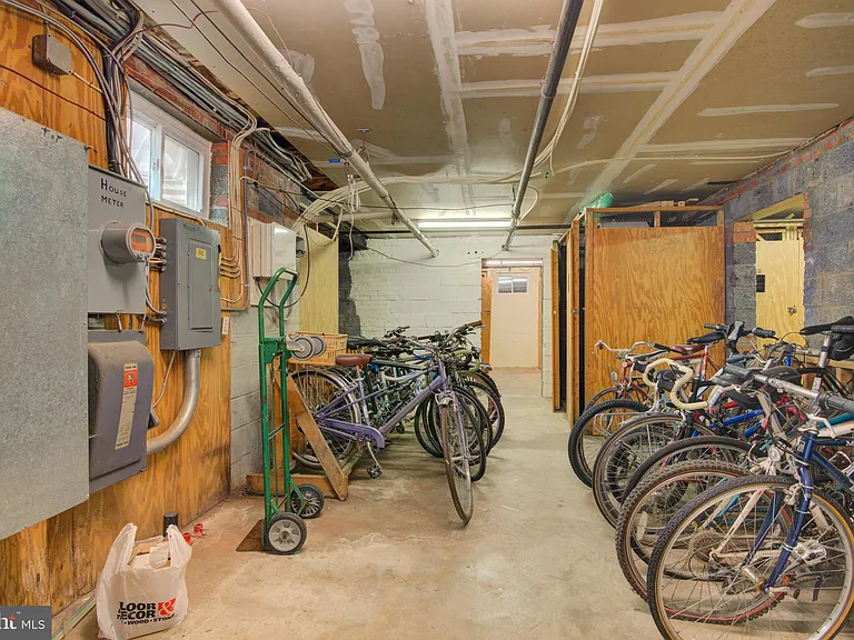 2100 N Scott St #103 — Photo 16