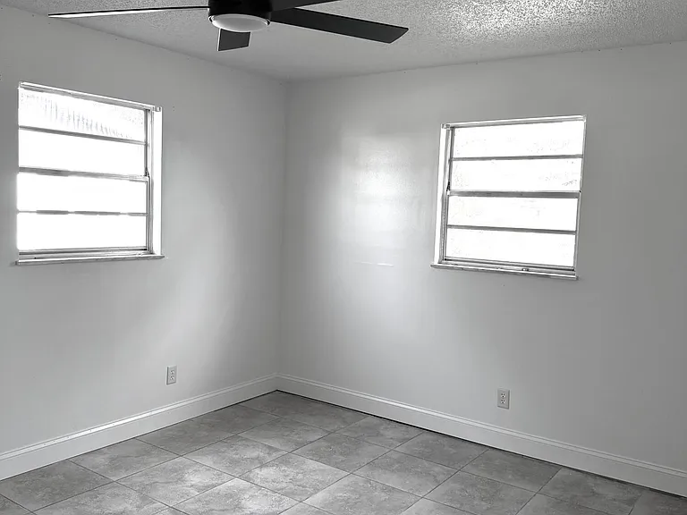582 NW Sherbrooke Ave — Photo 15