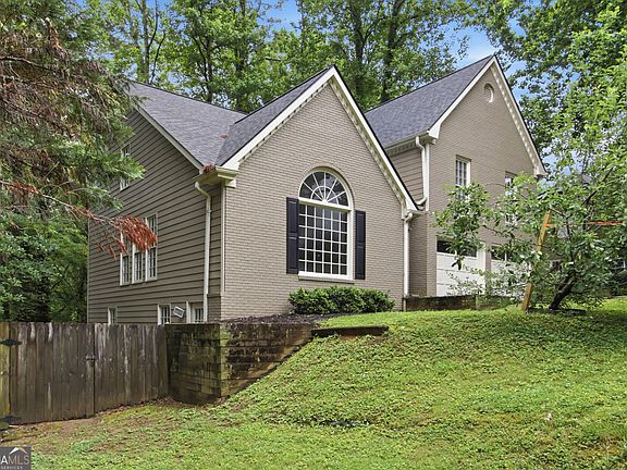 3rd image of 4822 Thornwood Dr NW