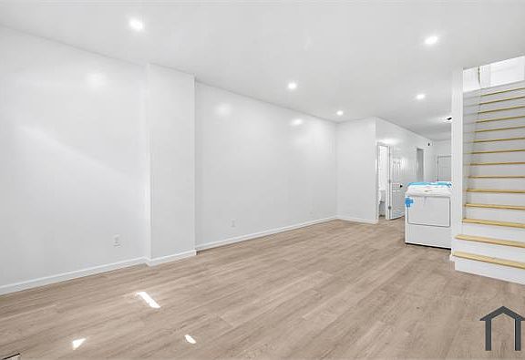 3rd image of 2055 Dickinson St