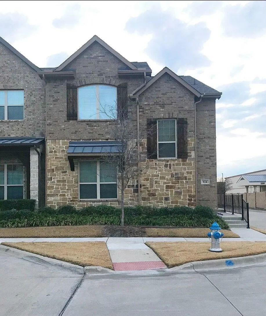 Building Photo - 824 Rohan Dr