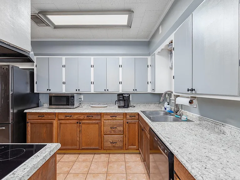 1105 Ada St — Photo 8