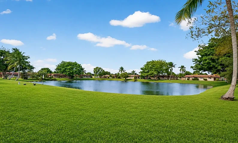 Lakeside Villas — Photo 3